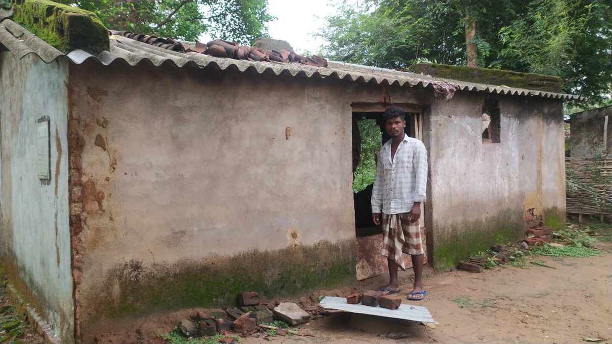 Reena4518's tweet photo. ସହାୟତା ଯୋଗେଇ ଦେବା ସହ ଘର ଖଣ୍ଡେ ଯୋଗେଇ ଦେବାକୁ @BDOJAIPATNA @KldTah_Jaipatna  ଙ୍କୁ ଅନୁରୋଧ। @CMO_Odisha @MohanMOdisha @RabiNaikBJP @PRDeptOdisha @malvikadevibjp @DmKalahandi https://t.co/S27c9wcJsH