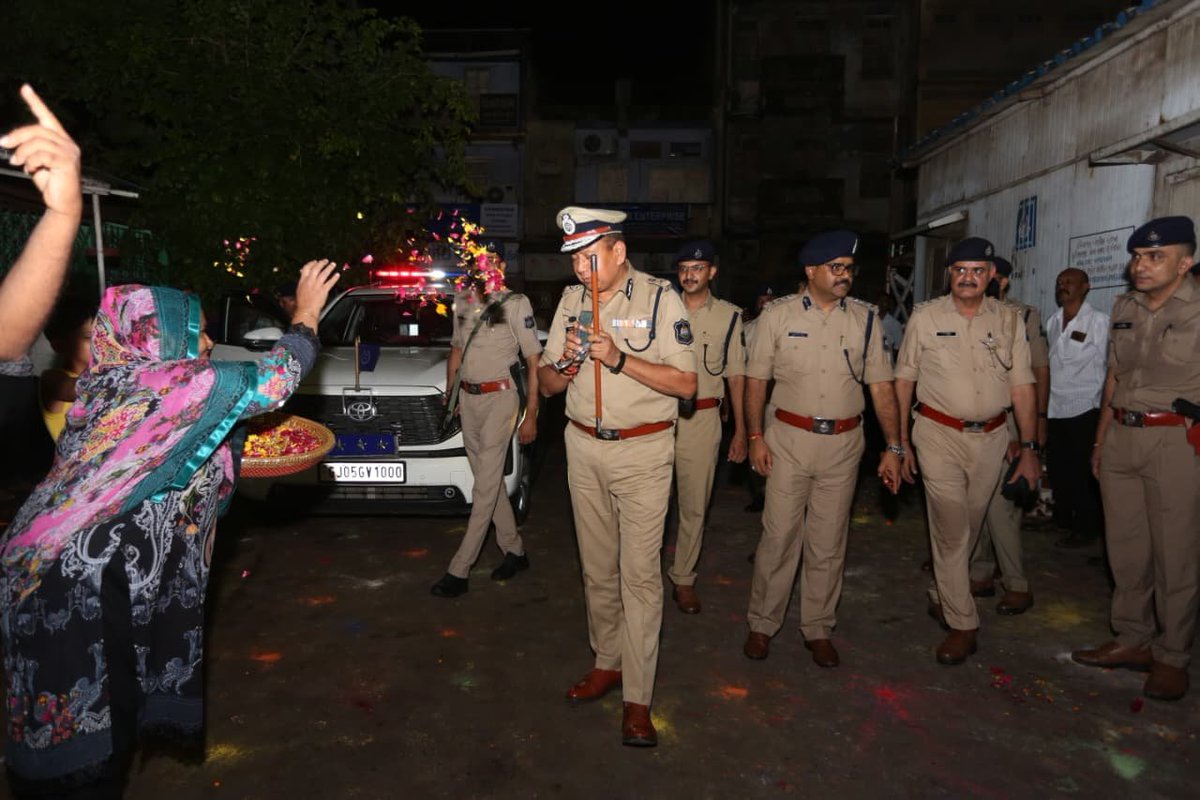 AhmedabadPolice's tweet photo. રથયાત્રા 2026

149મી રથયાત્રાના અવસરે દરિયાપુર પોલીસ દ્વારા આયોજિત "સદભાવના સંગીત સંધ્યા" કાર્યક્રમમાં પોલીસ કમિશ્નરશ્રી અનુપમસિંહ ગેહલોતનાઓ તથા સ્થાનિક ધારાસભ્યશ્રી , મહાનુભાવો અને ધર્મગુરુઓ ઉપસ્થિત રહ્યા. 

ગુજરાતનાં સુપ્રસિદ્ધ લોકગાયક, સંગીત વિશારદ વિક્રમ લાબડીયા એ સંગીતસંધ્યામાં ભક્તિસભર માહોલ બનાવીને શ્રોતાજનોને મંત્રમુગ્ધ કર્યા હતા અને કાર્યક્રમ દરમિયાન સૌએ કોમી એકતા, ભાઈચારો, શાંતિ અને પરસ્પર સૌહાર્દનો સંદેશ આપ્યો હતો.

પોલીસ કમિશ્નરશ્રીએ સૌ નાગરિકોને શાંતિ, સંયમ અને સહકાર સાથે રથયાત્રાને સફળ બનાવવાની અપીલ કરી હતી અને ભગવાન જગન્નાથની 149મી રથયાત્રા સુખ, શાંતિ, સલામતી સાથે એકતાના માહોલમાં સંપન્ન થાય તેવી શુભકામનાઓ વ્યક્ત કરી.

*સુરક્ષા માટે સજજ શહેર પોલીસ*

@sanghaviharsh @CMOGuj @GujaratPolice @dgpgujarat @InfoGujarat 

#AhmedabadPolice #JagannathRathyatra  #GujaratPolice 
#Rathyatra2026 
#Ahmedabad