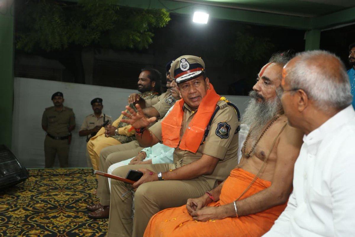 AhmedabadPolice's tweet photo. રથયાત્રા 2026

149મી રથયાત્રાના અવસરે દરિયાપુર પોલીસ દ્વારા આયોજિત "સદભાવના સંગીત સંધ્યા" કાર્યક્રમમાં પોલીસ કમિશ્નરશ્રી અનુપમસિંહ ગેહલોતનાઓ તથા સ્થાનિક ધારાસભ્યશ્રી , મહાનુભાવો અને ધર્મગુરુઓ ઉપસ્થિત રહ્યા. 

ગુજરાતનાં સુપ્રસિદ્ધ લોકગાયક, સંગીત વિશારદ વિક્રમ લાબડીયા એ સંગીતસંધ્યામાં ભક્તિસભર માહોલ બનાવીને શ્રોતાજનોને મંત્રમુગ્ધ કર્યા હતા અને કાર્યક્રમ દરમિયાન સૌએ કોમી એકતા, ભાઈચારો, શાંતિ અને પરસ્પર સૌહાર્દનો સંદેશ આપ્યો હતો.

પોલીસ કમિશ્નરશ્રીએ સૌ નાગરિકોને શાંતિ, સંયમ અને સહકાર સાથે રથયાત્રાને સફળ બનાવવાની અપીલ કરી હતી અને ભગવાન જગન્નાથની 149મી રથયાત્રા સુખ, શાંતિ, સલામતી સાથે એકતાના માહોલમાં સંપન્ન થાય તેવી શુભકામનાઓ વ્યક્ત કરી.

*સુરક્ષા માટે સજજ શહેર પોલીસ*

@sanghaviharsh @CMOGuj @GujaratPolice @dgpgujarat @InfoGujarat 

#AhmedabadPolice #JagannathRathyatra  #GujaratPolice 
#Rathyatra2026 
#Ahmedabad