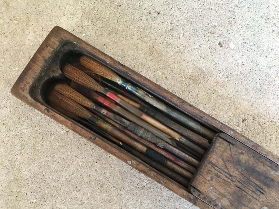 DrHelenFry's tweet photo. These are the original brushes used by Harry Rossney to hand-paint the temporary white wooden crosses for fallen Allied soldiers at Bayeux Cemetery during the Second World War.

As a young apprentice in Germany, he crafted them himself: https://t.co/8wAAmEOggJ