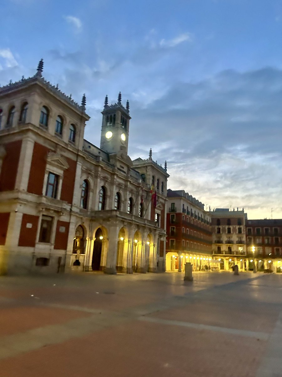 veronikmellado's tweet photo. El centro de Valladolid se ve más bonito cuando está amaneciendo y las calles aún están vacías y no hay ruido ni agobios ni tráfico y no te asfixias por el calor excesivo

¡Buenos días! https://t.co/dHBVsZSZRa