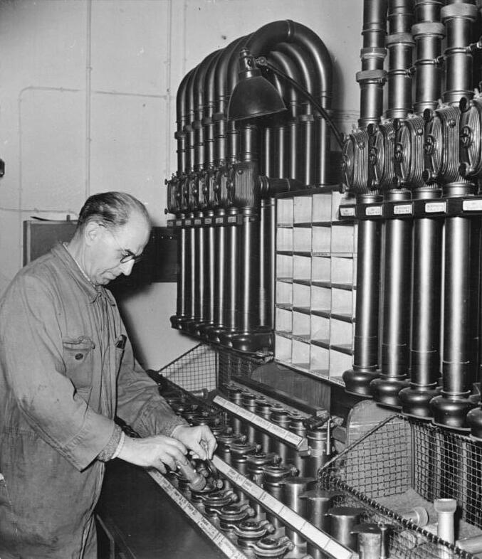 ETFranz's tweet photo. ein unterschätzte technologie ist: rohrpost, bin ich n fan von https://t.co/777G7gghia
