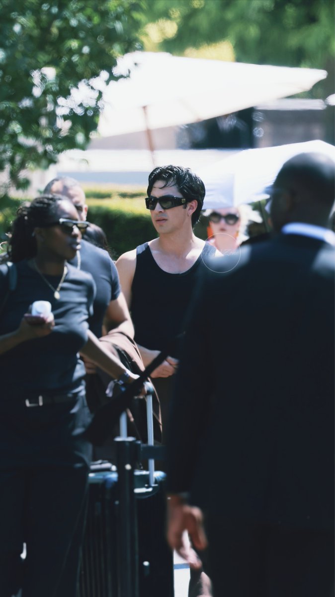 zone_hw2001's tweet photo. HWZ exclusive photos of Hudson Williams at Balenciaga Couture show
#HudsonxBalenciaga https://t.co/dYow8VyFyk