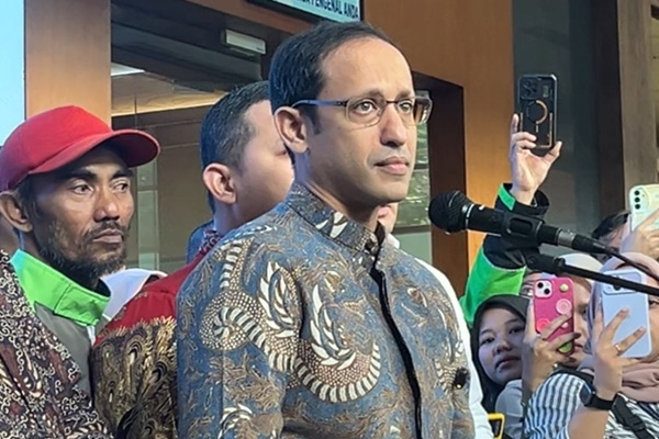 dimarsasongko98's tweet photo. Dalam logika materiil:

Kalau hanya sekali ,bisa disebut kebetulan.

Kalau dua kali dengan pola yang persis sama ,
itu bukan kebetulan. Itu sistem.

Dan sistem itulah yang hakim sebut sebagai bukti bahwa penyalahgunaan kewenangan ini terencana dan sistematis , bukan sekadar kelalaian administratif.