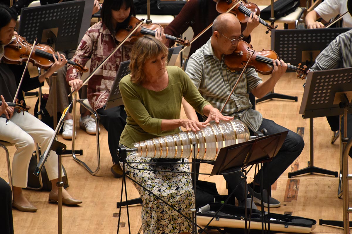 bravo_tweet's tweet photo. ＼東京オペラシティの #コンポージアム が本日開幕／
作曲者 #イェルク・ヴィトマン 自ら指揮台に上がり都響とのリハーサルが続いています。超絶高速テンポに驚かされたり、グラスハーモニカのフシギな響きに癒されたり、日本初演を含む聴き逃がせない3曲！
速報レポート⤵️
https://t.co/ZH4Fl6Gfzb https://t.co/bKmeOGA2ey