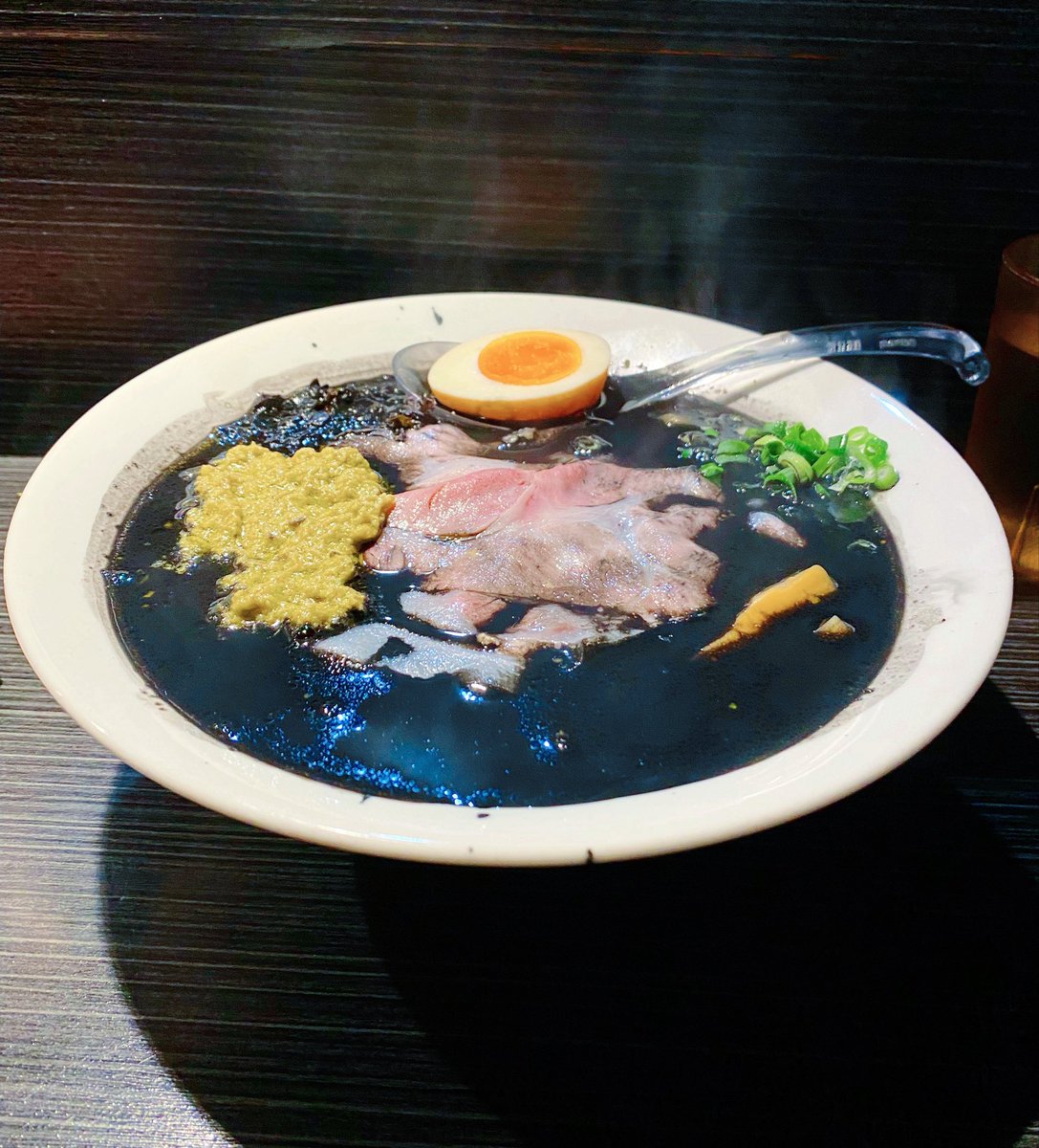 Limited_HUNTER's tweet photo. 中華蕎麦 無冠@五反田

【限定】
五反田ブラック🍜🦪🦑

イカ墨満載の牡蠣塩ラーメン🥹

牡蠣ペーストの乗った牡蠣スープにイカスミのコクが加わった、濃厚で香りの良い中毒性のある一杯🤤💯

見た目のインパクトもさることながら、イカ墨の破壊力も抜群🥹🥹🥹 https://t.co/J3Z23rR8WC