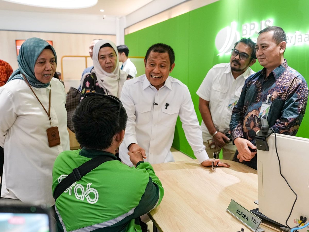 kemenkopmRI's tweet photo. Perkuat Perlindungan Sosial Pekerja Informal, Menko @cakimiNOW Dorong Miliki Kepesertaan BPJS Ketenagakerjaan

https://t.co/WUlnPAS5mb https://t.co/RM9zvtKWhB
