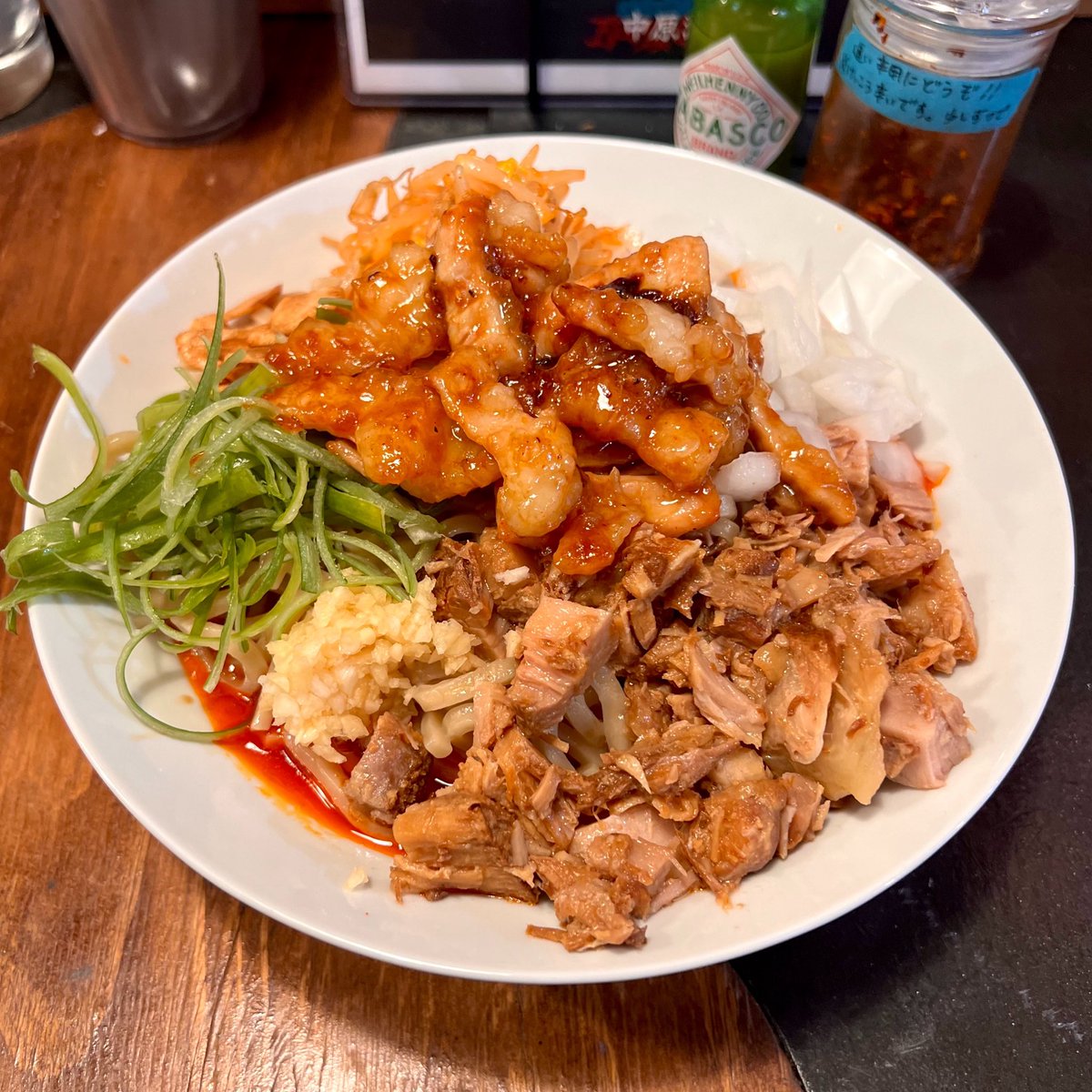 mitsuki_y1216's tweet photo. 上板橋にある焼肉屋系列「中原油そば」のホルモン油そばが美味しすぎた！

「辛麺サソリ」が転生復活したお店なので卓上唐辛子はほんのりスコーピオン風味の激辛仕様🔥
甘辛いホルモンに爽やかな緑タバスコが最高に合います✨

【中原油そば  上板橋】 https://t.co/Dy7Q09dool