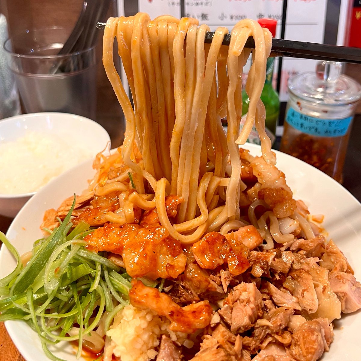 mitsuki_y1216's tweet photo. 上板橋にある焼肉屋系列「中原油そば」のホルモン油そばが美味しすぎた！

「辛麺サソリ」が転生復活したお店なので卓上唐辛子はほんのりスコーピオン風味の激辛仕様🔥
甘辛いホルモンに爽やかな緑タバスコが最高に合います✨

【中原油そば  上板橋】 https://t.co/Dy7Q09dool