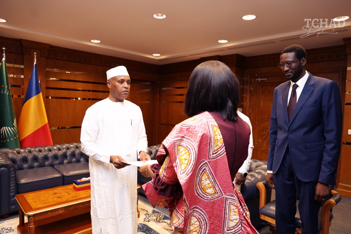 MAE_Tchad's tweet photo. le Ministre d'État, Ministre des Affaires étrangères,Dr Abdoulaye Sabre Fadoul,a reçu Mme Alia Mahéva BONGO ONDIMBA, nouvelle Consule générale du Gabon au Tchad.Les deux pays, membres de la CEMAC,veulent renforcer leur coopération,notamment sur la gestion durable de l'eau. https://t.co/AAKtARnsAY