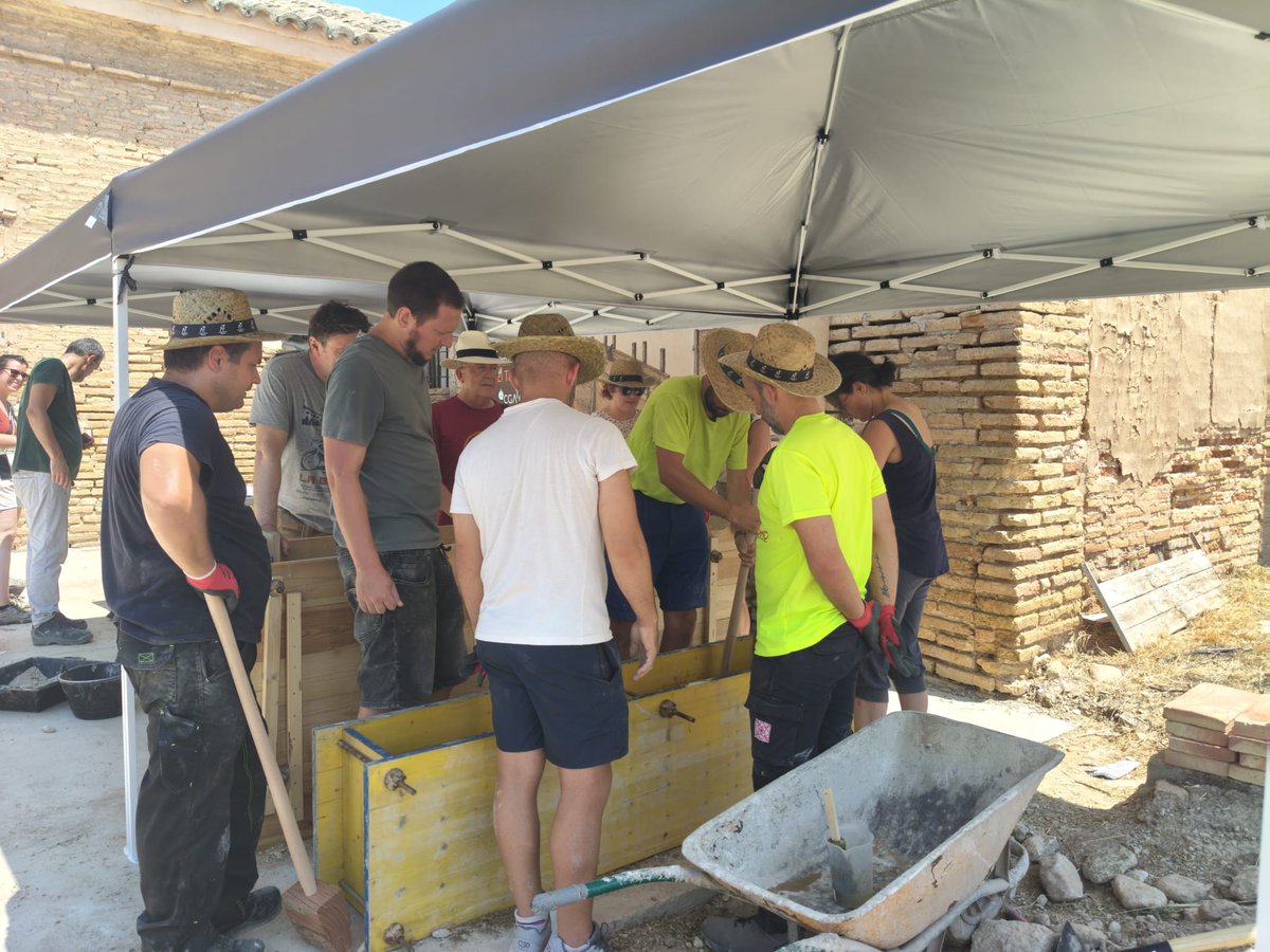 Coaatz's tweet photo. Esta semana se está celebrando "El Obrador. El Tapial", un taller donde alumnos y profesionales de la Arquitectura Técnica están recuperando técnicas tradicionales de construcción trabajando directamente sobre un edificio histórico.
@CGATEsp @COAATHuesca https://t.co/cxXWqQXamN