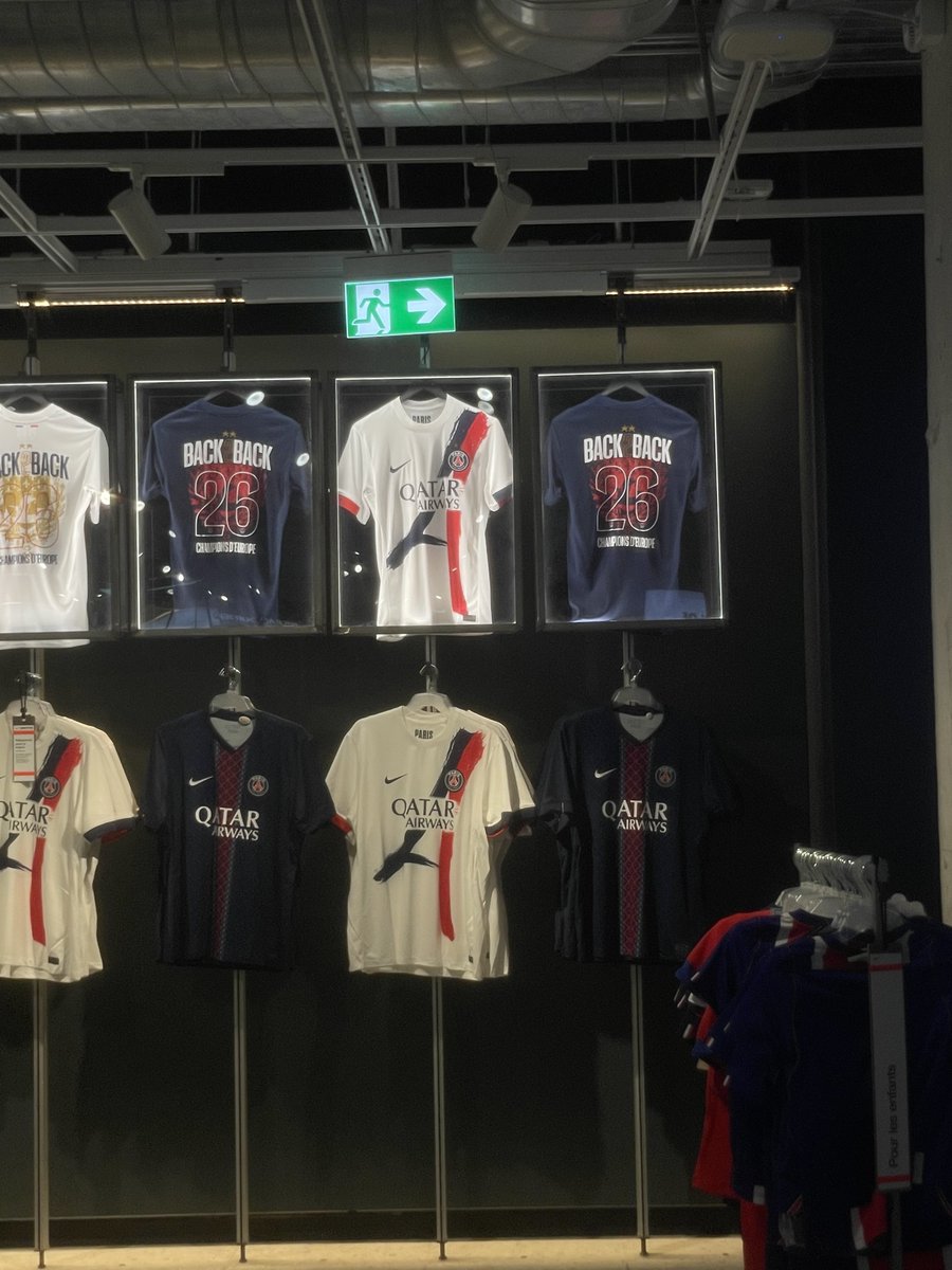 PSGColdPics's tweet photo. 🚨 Les flocages Back2Back sont de retour !

📍 Nike, Champs-Élysées https://t.co/N4UahdZ8SS