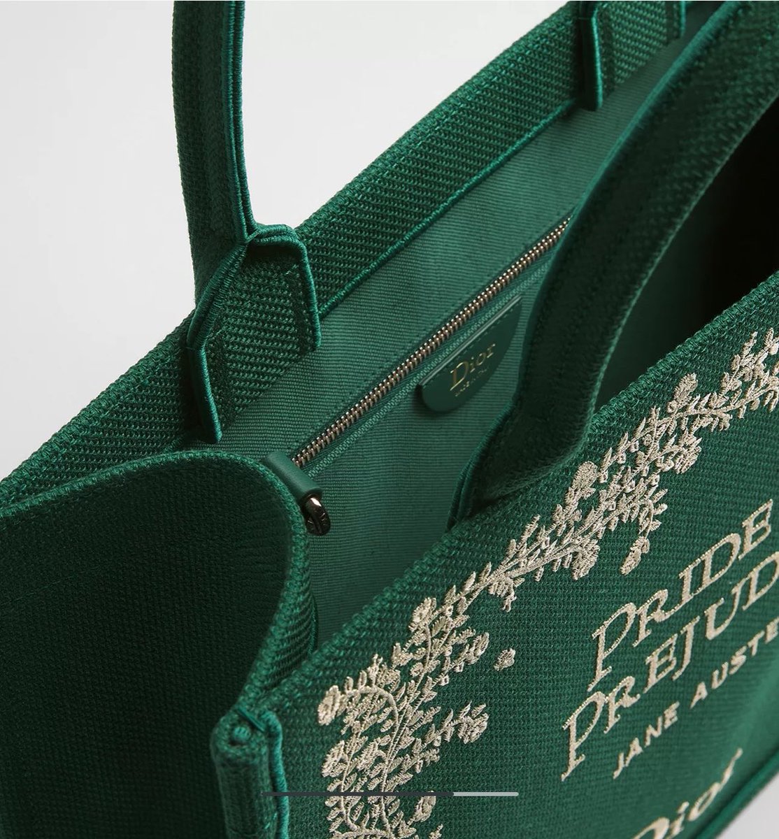 imai_moi's tweet photo. DIORの新作チェックしたよ
良いと思ったものだけポスト

緑のショルダートート
カラーの渋さがとても良くクラシカルで上品すてき https://t.co/S9MusOzvRE