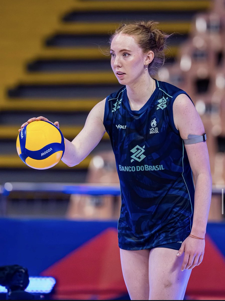 Isabelllarl's tweet photo. Vou dizer uma coisa, hoje, HOJE, a Júlia Bergman é a melhor jogadora do Brasil, e a principal jogadora do Brasil.

Ela precisa estar em quadra pq ela é a única que está mais próxima do que a gabi é para seleção e na ausência dela, TEMOS A RUIVA 

#VoleiNoSportv https://t.co/dawqFnTFhs