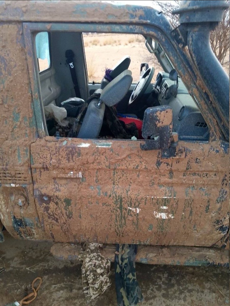 TheAfricaCorps's tweet photo. Les voilà, les terroristes de l'Azawad, gisant éparpillés autour d'Anéfis. Ils sont nombreux ici—sur chaque parcelle de cette terre repose le cadavre de leur terroriste, abandonné par les chefs de l'Azawad, ainsi que leurs armes. https://t.co/LvdT20MEVI