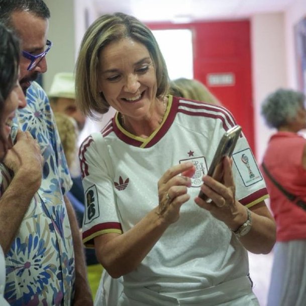 eldebate_com's tweet photo. ⚽️‼️ Reyes Maroto pasa de impulsar el Plan contra las Falsificaciones a vestir una camiseta falsa de España https://t.co/wpYjtUmF04