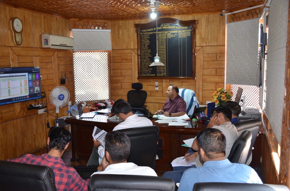 jkrddpr's tweet photo. Director, Panchayati Raj & RDD Kashmir, Riyaz Ahmad Wani today reviewed the progress of key Panchayati Raj initiatives with ACPs of all districts. Meeting focused on #PanchayatGhars #GPDPs #e_GramSwaraj & MGMD. Directions were issued to expedite pending works, resolve bottlenecks https://t.co/6yVZ6lmSf3