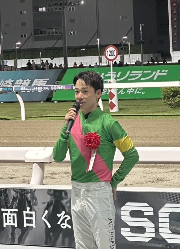 goku_uma's tweet photo. 【川崎11R・ #スパーキングLC 】
松山弘平騎手
ありがとうございます。中央にいるときからすごく利口な馬で、きょうも初めてナイター、地方（の競馬）というところではありましたけど、非常に落ち着きがあって、本当にいい状態で迎えてくれたなという風に思います。

スタートもよかったですし、ハナを主張しようと思えばできたんですけど、きょうの馬場だったり、形を考えても、リズムよく2番手で全然いいなと思えたのでそういう形をとりました。

川崎の急なコーナーも上手に回ってくれましたし、最後は手応えもよかったので、馬場を少し選んで、早めに抜けて自分で内というよりは外を選んで走りました。しっかり伸びてくれたと思います。
僕自身タガノミストには長く乗せていただいているんですけど、本当に乗る度に馬も成長してますし、力をつけているなあと思います。こうして重賞も獲りましたし、これから先楽しみだなあと思います。

きょうはたくさんの方、ありがとうございます。またタガノミストは強い競馬をみせてくれると思いますので、また応援よろしくお願いします。きょうはありがとうございました。

 #川崎競馬 #スパーキングレディーカップ #タガノミスト