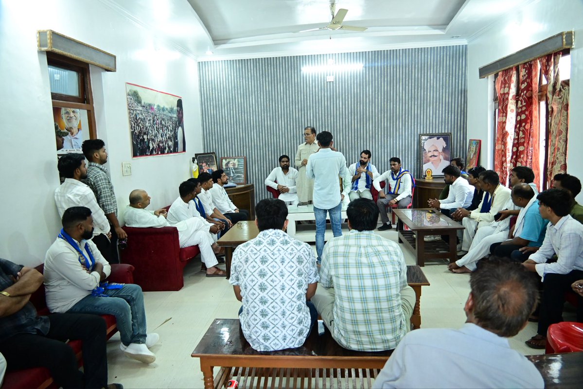 DamodarSYadav's tweet photo. दतिया से परिवर्तन का शंखनाद…

आज दतिया में आज़ाद समाज पार्टी के वरिष्ठ नेता एवं मध्य प्रदेश के केंद्रीय प्रभारी आदरणीय एम.एल. तोमर साहब ने केंद्रीय चुनाव समिति द्वारा अनुमोदित बी-फॉर्म मुझे आज़ाद समाज पार्टी के अधिकृत प्रत्याशी के रूप में सौंपा।

इस अवसर पर प्रदेश अध्यक्ष एवं मेरे छोटे भाई श्री सतेन्द्र विद्रोही जी, प्रदेश प्रभारी भाई विनोद अंबेडकर जी सहित पार्टी के वरिष्ठ पदाधिकारी, कार्यकर्ता एवं बहुजन समाज के साथियों की उपस्थिति रही।

यह बी-फॉर्म केवल दतिया विधानसभा का चुनावी दस्तावेज़ नहीं, बल्कि पूरे मध्य प्रदेश के करोड़ों बहुजनों, वंचितों, शोषितों और मानवतावादी साथियों की उम्मीद, विश्वास और परिवर्तन का प्रतीक है।

हमें पूर्ण विश्वास है कि दतिया की जीत केवल एक विधानसभा की जीत नहीं होगी, बल्कि पूरे मध्य प्रदेश में बहुजन क्रांति, सामाजिक न्याय और व्यवस्था परिवर्तन की नई शुरुआत बनेगी।

अब समय आ गया है सत्ता ही नहीं, व्यवस्था बदलने का।
दतिया से उठेगा परिवर्तन का बिगुल, मध्य प्रदेश में गूंजेगी बहुजन क्रांति।

जय भीम! जय संविधान! जय बहुजन समाज!