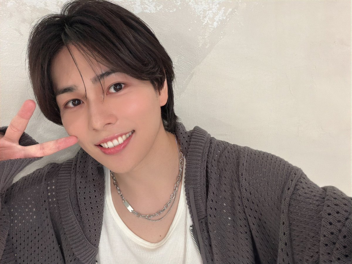 729Yuta's tweet photo. グッズ撮影の時の自撮り✌️ https://t.co/BUanyNStuO