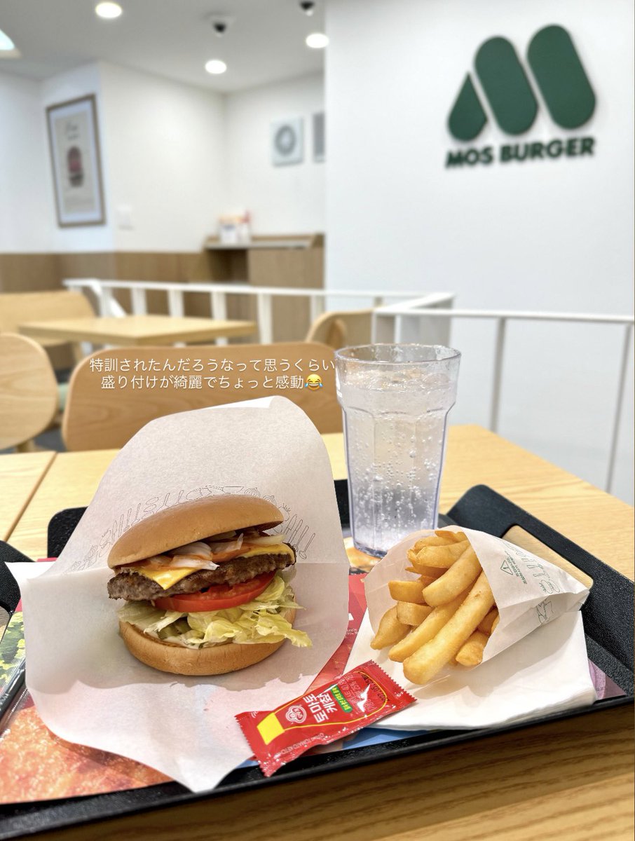 tripmaster_mzn's tweet photo. 【韓国ワーホリ② 92日目】
怠っていた家計簿を記録していたら勉強する時間がなくなり出勤💦会社ではミーティングに参加する機会が多くなり徐々に顔見知りの方も増えてきて今日の仕事は楽しかった🌟退勤後は日々のご褒美兼ねて水原にも上陸したモスバーガーへ🍔オープン🈹でお得に食べられて良かった🤤 https://t.co/nN8oRFhUwf