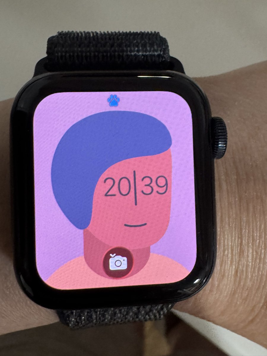 ha00na's tweet photo. 息子に勝手に変えられたApple Watchの待機画面がふしぎなやつだ https://t.co/muX8GF5gsG