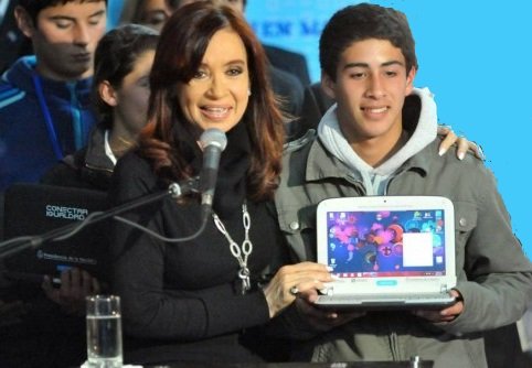 claudia_MNA_ros's tweet photo. 08 de julio de 2010 la presidenta CFK entrega la netbook 3 millones del Plan Conectar Igualdad https://t.co/e4dOTJUljI