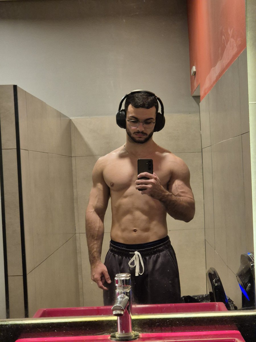 Vitor_Hupida's tweet photo. Talvez eu saiba o que estou fazendo 🥴 https://t.co/3Vowb1nWu3