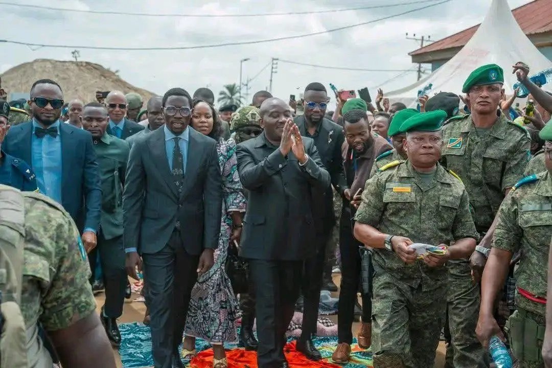KafCharles's tweet photo. RDC 🇨🇩|| Admirez l’énorme dispositif sécuritaire qui assure la protection du prophète Jules MULINDWA. Congo eloko ya makasi, Dieu est grand 🙌🇨🇩 https://t.co/DgHFbMS9Hu