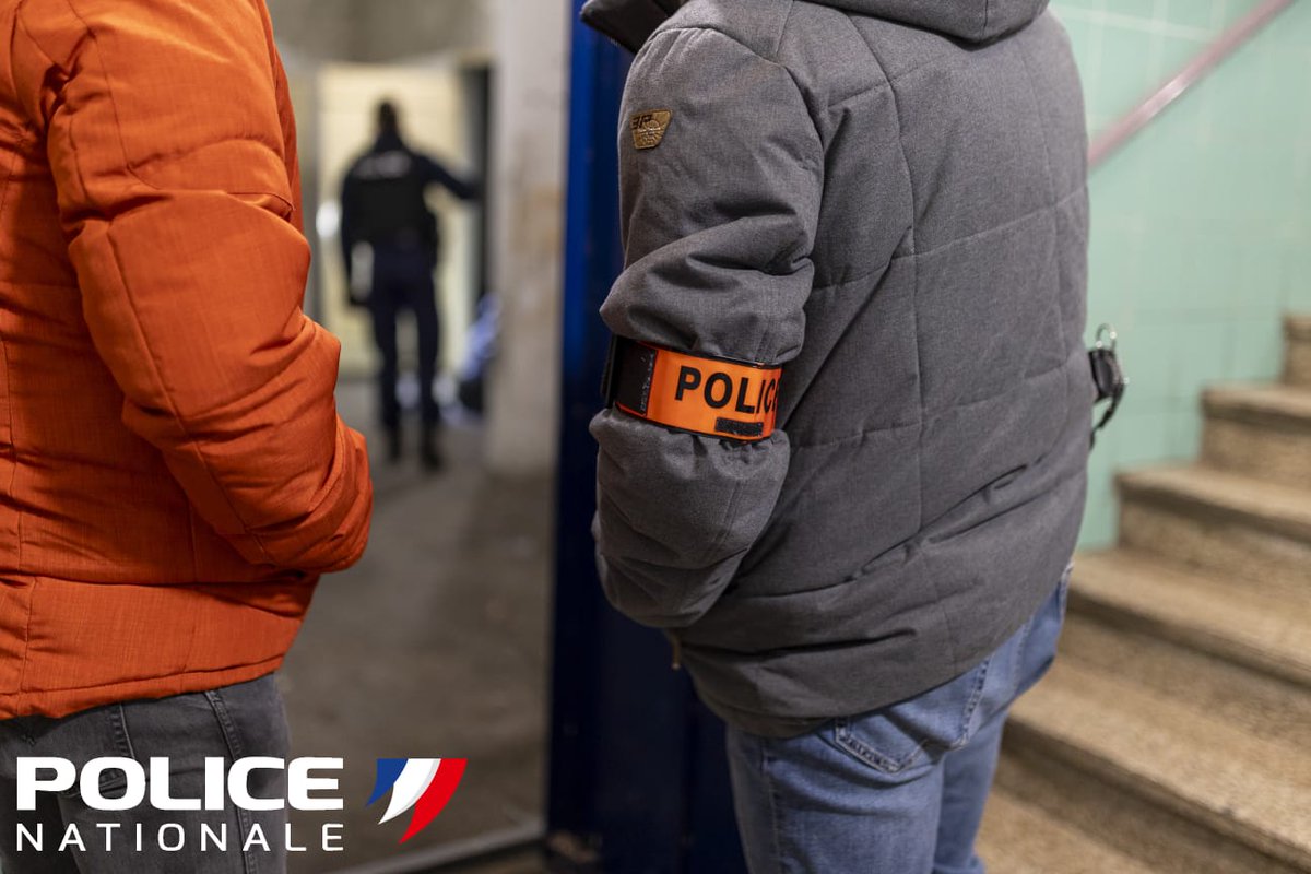 PoliceNat13's tweet photo. #Interpellations | 🔴Fin juin, les👮♂️de #Martigues interpellaient 3 individus qui avaient tenté de voler un camion de livraison de colis prenant à partie le livreur et le blessant avec un couteau.
➡️3 individus déférés devant⚖️et placés en détention provisoire https://t.co/JwXTrmxwGg