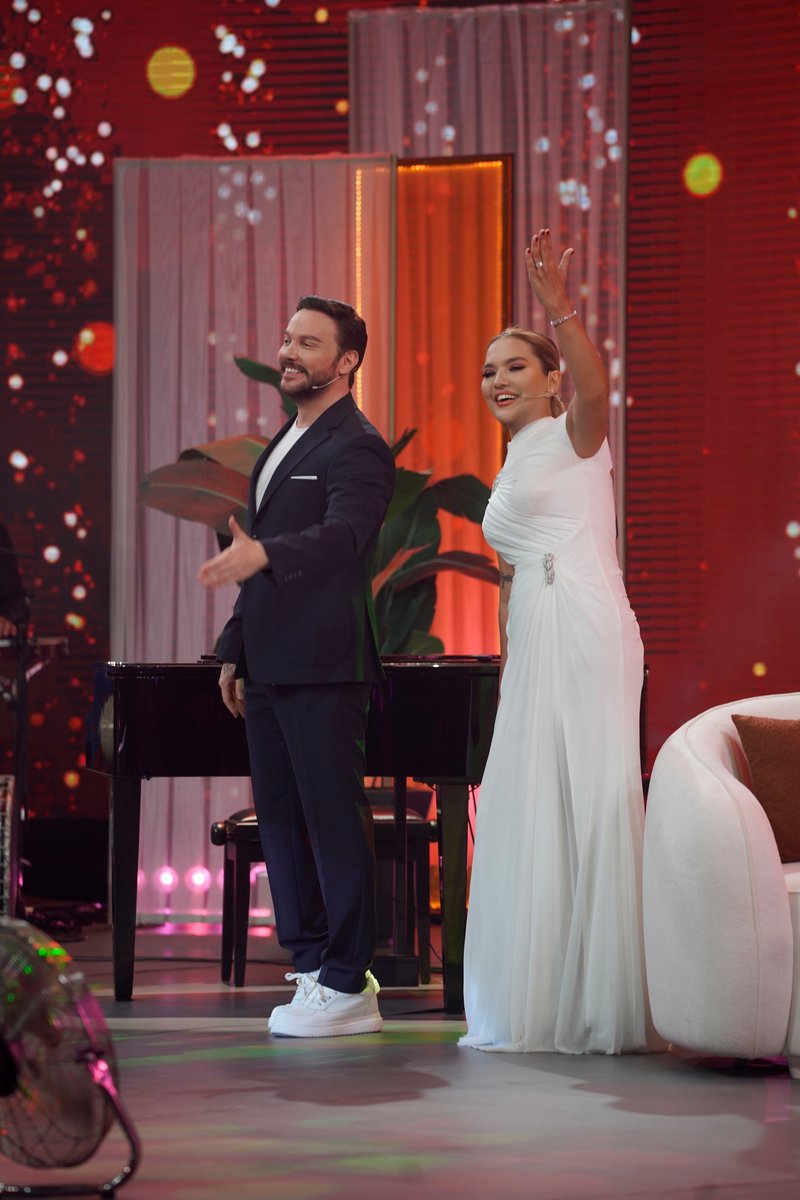 ShowTV's tweet photo. #YazBirŞarkı'nın yeni bölüm konukları; Hüseyin Kağıt, Erkal Sonel ve Ayşe Dinçer🎶

Cuma 20.00'de Show TV'de! @DemetAkalin @sinanakcil https://t.co/6NaO9QRuPh