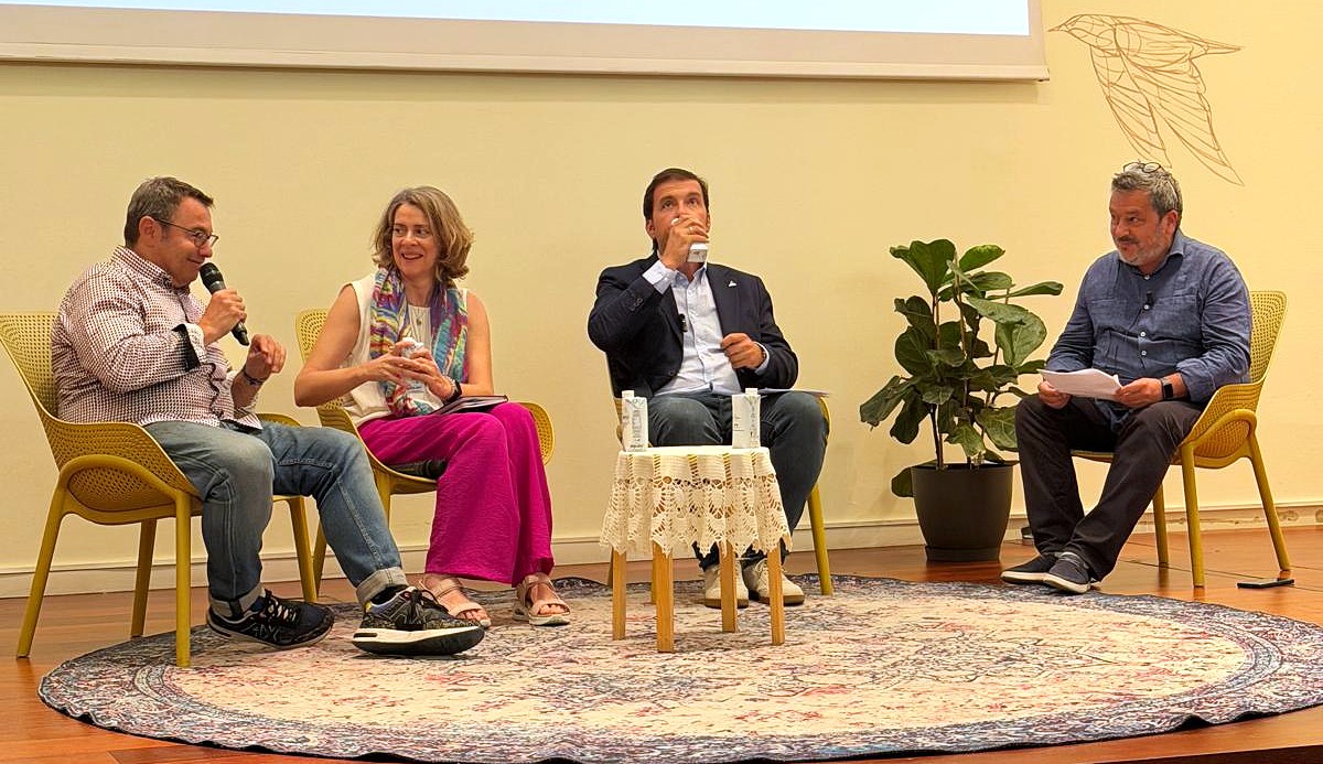 fademur's tweet photo. 🙋‍♀️​​"Se habla del papel de las mujeres como si fuera algo del futuro cuando llevamos muchísimos años implicadas y transformando la realidad, poniendo foco en las necesidades del medio rural para que las familias se queden en los pueblos"

👍​Muy interesante, la mesa en la que hemos participado del encuentro de la III edición de #QueVivanLosPueblos del grupo #MasOrange de @yoigo y #Unlimited
#MujeresRurales #Despoblación