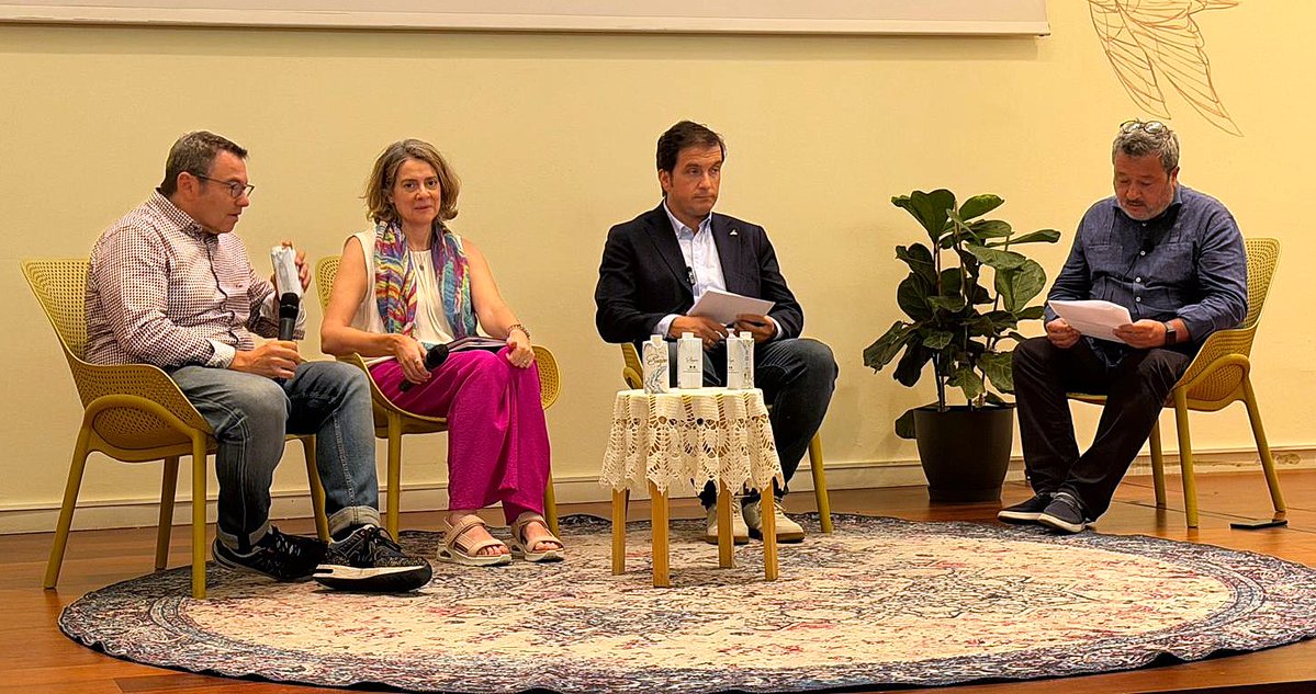 fademur's tweet photo. 🙋‍♀️​​"Se habla del papel de las mujeres como si fuera algo del futuro cuando llevamos muchísimos años implicadas y transformando la realidad, poniendo foco en las necesidades del medio rural para que las familias se queden en los pueblos"

👍​Muy interesante, la mesa en la que hemos participado del encuentro de la III edición de #QueVivanLosPueblos del grupo #MasOrange de @yoigo y #Unlimited
#MujeresRurales #Despoblación