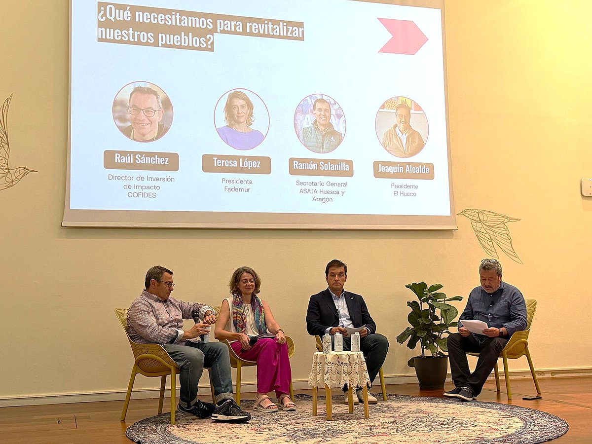 fademur's tweet photo. 🙋‍♀️​​"Se habla del papel de las mujeres como si fuera algo del futuro cuando llevamos muchísimos años implicadas y transformando la realidad, poniendo foco en las necesidades del medio rural para que las familias se queden en los pueblos"

👍​Muy interesante, la mesa en la que hemos participado del encuentro de la III edición de #QueVivanLosPueblos del grupo #MasOrange de @yoigo y #Unlimited
#MujeresRurales #Despoblación