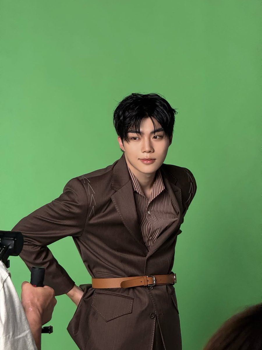 gunwoogk's tweet photo. behind the scenes of the august issue. i already calculated the best angle before you even turned on the monitor. just press the shutter and let's wrap this up. https://t.co/col2g6QWgF