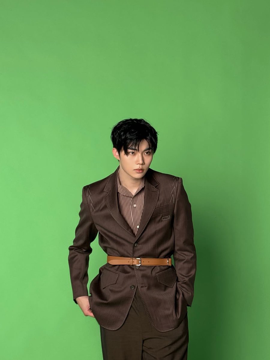 gunwoogk's tweet photo. behind the scenes of the august issue. i already calculated the best angle before you even turned on the monitor. just press the shutter and let's wrap this up. https://t.co/col2g6QWgF