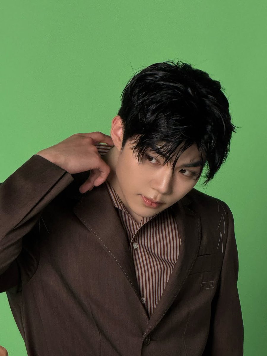 gunwoogk's tweet photo. behind the scenes of the august issue. i already calculated the best angle before you even turned on the monitor. just press the shutter and let's wrap this up. https://t.co/col2g6QWgF
