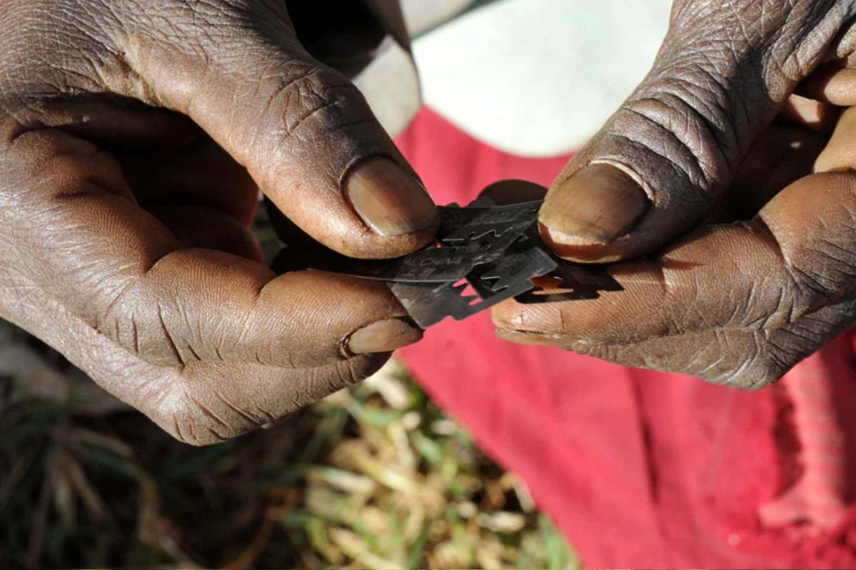 CongoActual's tweet photo. Mujeres africanas. Costa de Marfil: Tres mujeres han sido arrestadas, tras una denuncia anónima, por practicar la ablación el uno de julio a cinco niñas de entre 5 y 8 años
https://t.co/y5wTmh06nn https://t.co/gIzXXeur14