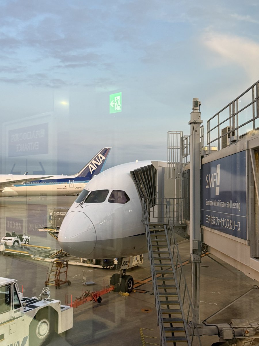 senrigawa1's tweet photo. JAL•ANA平会員いつもの沖縄旅①⑧

ANAの那覇便にしては凄い早着🫪

日頃からの遅れがちに加え
日曜日は欠航してたNH770便🙅
反省したのか3日連続で早着です😂

台風接近で修学旅行のキャンセル？
今日の便も早めに帰る人達？てプレミアムクラスも含めて満席でした🈵 https://t.co/BmJwVhbfPK