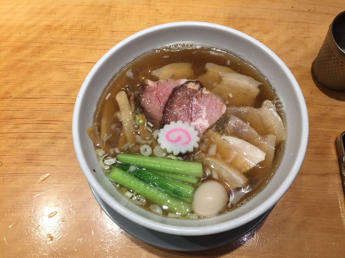 yuka_Rahmen's tweet photo. 銀座？有楽町？
の朧月本店さんのチャーシュー麺
鶏、バラ、肩ロースと色んな種類のチャーシューが乗っててボリューム満点！
スープは煮干し系あっさりでした！ https://t.co/hjRLIhdLhQ