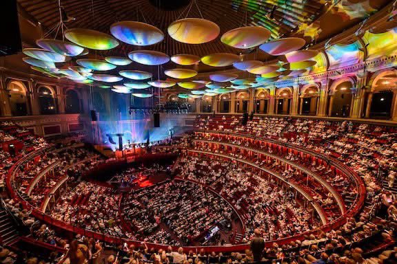RumerFans's tweet photo. @RoyalAlbertHall  @Rumersongs @dionnewarwick  amazing  🎶 💕 https://t.co/qPqRTpVsRP