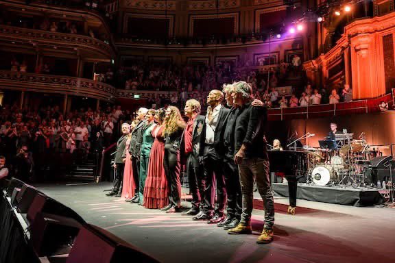 RumerFans's tweet photo. @RoyalAlbertHall  @Rumersongs @dionnewarwick  amazing  🎶 💕 https://t.co/qPqRTpVsRP