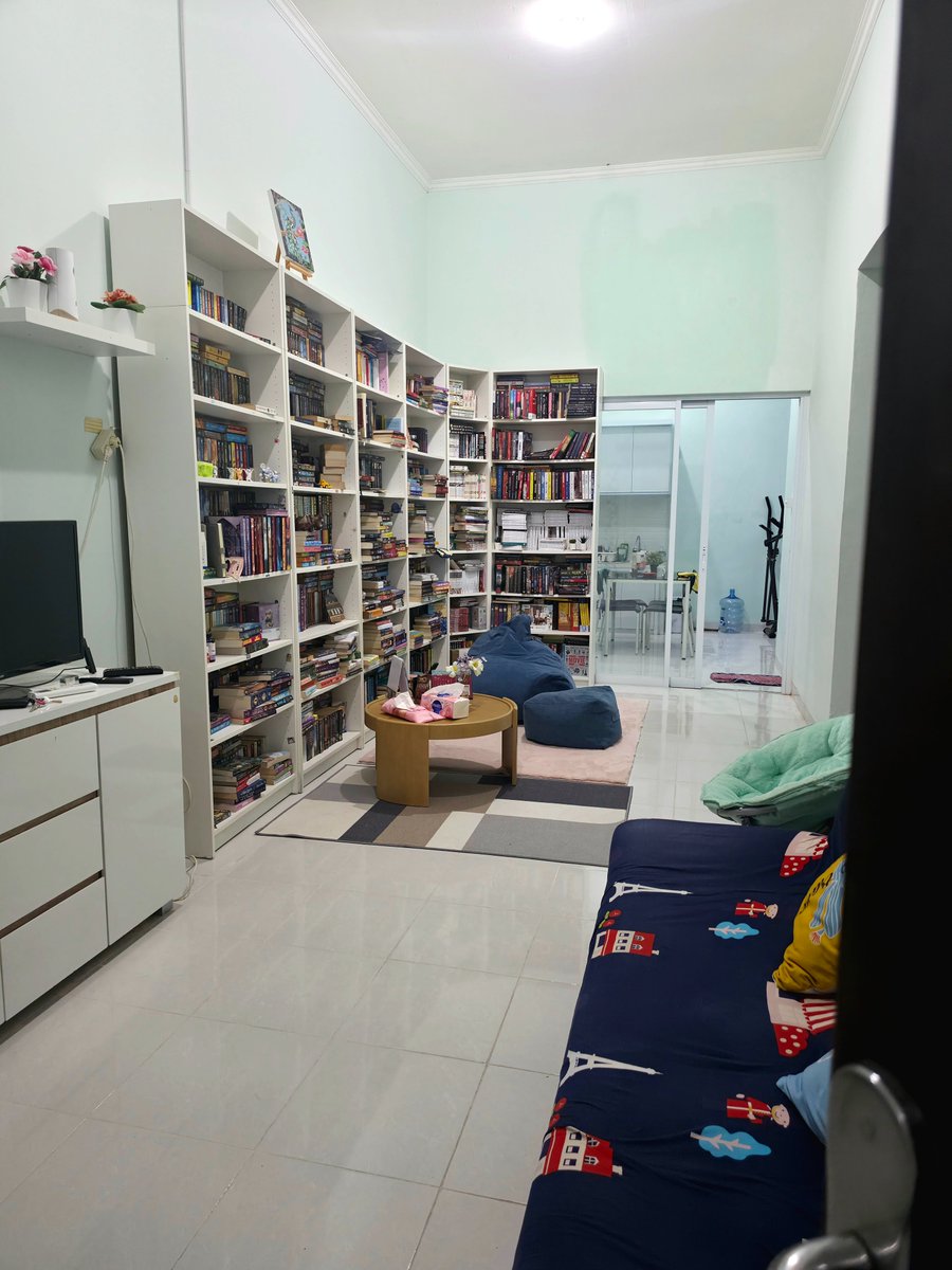 rendpuspita's tweet photo. Beli buku tuh biar tiap capek dan lelah pikirannya abis pulang kerja, pas nyampe rumah bisa lihat pemandangan ini 📚😁 https://t.co/MWRHoW9FUI
