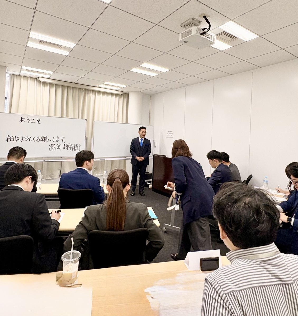 seminarsjp's tweet photo. 本日、弊社では
営業スタッフ向けの社内研修を実施しました！

株式会社アライアンス
代表 富岡 輝有樹さまにお越しいただき、
今の時代だからこその営業の考え方やノウハウを、
体験を通して学ばせていただきました。

とてもアツい内容で、
絆徳経営の本質と重なる部分も多く、
学びが深まる貴重な時間となりました🔥

また、弊社営業 鎗田さんの回答が秀逸で、
笑いが起こる楽しい場面も♪

実践につながる学びを、
今後の営業活動に活かしてまいります。

富岡さま、
貴重な学びを誠にありがとうございました🙏

#社内研修 #営業研修 #絆徳経営
#絆徳の経営スクール