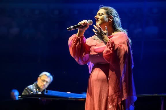 RumerFans's tweet photo. @RoyalAlbertHall @Rumersongs 
Live music. Amazing @dionnewarwick https://t.co/qq2VjpMMQU