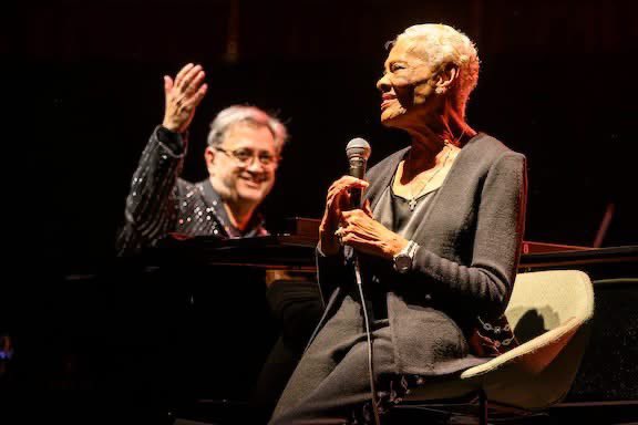 RumerFans's tweet photo. @RoyalAlbertHall @Rumersongs 
Live music. Amazing @dionnewarwick https://t.co/qq2VjpMMQU