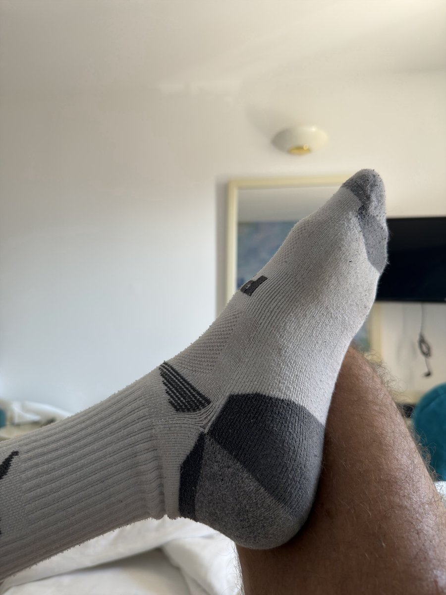 peachyy899's tweet photo. Who likes hairy legs and white socks? #hairylegs #whitesocks #gay #mlm #fetish https://t.co/vLCwwPYTRL