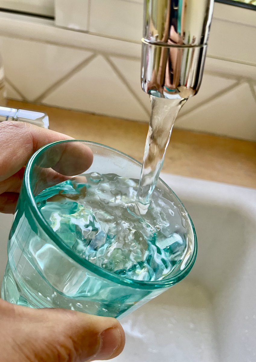 Europe2Vendee's tweet photo. 🚨 L’eau du robinet est actuellement polluée à @larochesuryonfr et dans l’agglomération en raison d’un bouchon de manganèse, donnant une couleur un peu jaunâtre. Il est conseillé de ne pas la consommer, même s’il n’y a pas de risque sur la santé.  #LRSY #Vendée @Vendee_Eau  (1/2) https://t.co/csh9bpMz1P