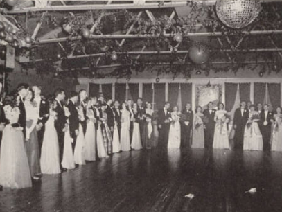 HistoryAthletic's tweet photo. USC's Zeta Tau Alpha held its formal in the spring of 1947. https://t.co/xSnzOhzVAP