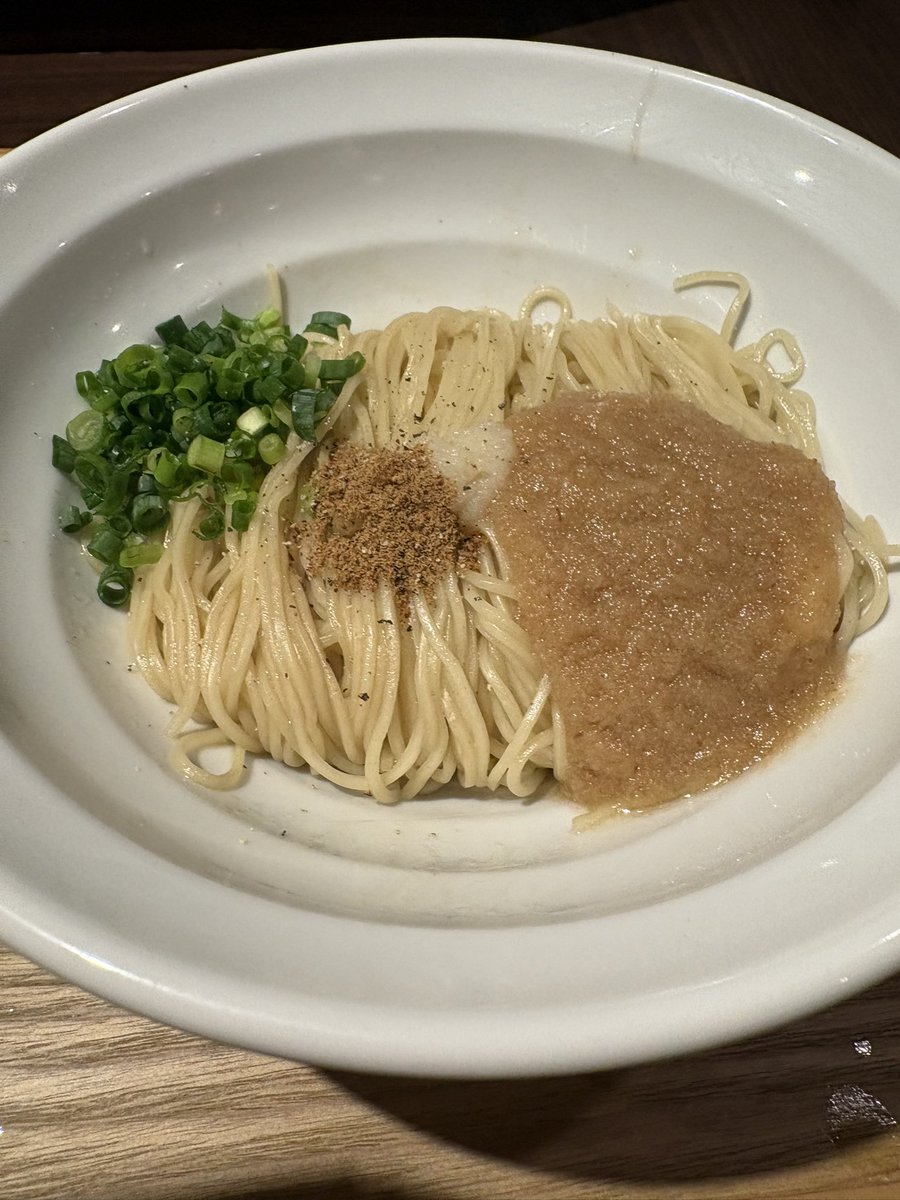 FamisoruR's tweet photo. NIBOSHIMANIA @蒲田
黒ラベル小瓶
冷や牡蠣、うずら味玉
ガーリックシュリンプの和え玉

連日訪問(笑)
2日連続川崎勤務の慰労にまずは一杯🍺
さあ、ようやく今年初の冷や牡蠣🤤
牡蠣の旨味にほどよい塩味、煮干しの旨味の下支え、これだよなぁ…
しっかりキンシメされている噛みごたえ良い麺も絶妙。
合間にうずら味玉で呑むビールもたまんねぇ…🤤
和え玉はもちろんそのままでもにんにくのパンチが合って美味。
これを冷や牡蠣のスープに投下したらば…美味いよ😋

川崎勤務の帰りは蒲田寄り道しちゃうよね。
完食完飲、幸腹逸杯、ご馳走様でした🙏